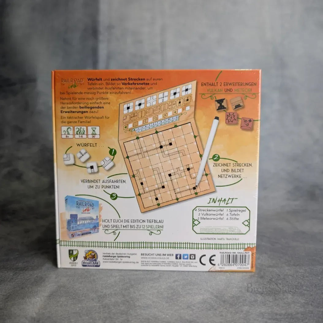 Die Rückseite der Railroad Ink: Edition Knallrot von Heidelbär Spiele zeigt die deutsche Spielanleitung, die Roll & Write-Komponenten wie Würfel, Wertungsblock, Marker und Karten und hebt die Verkehrsnetz-Erweiterungen und das netzwerkbildende Spielprinzip hervor.