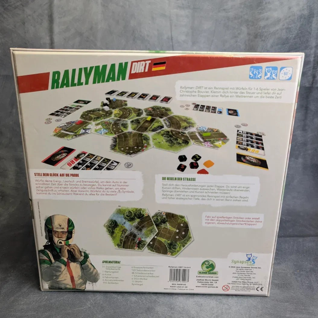 Rückseite der Rallyman: DIRT Schachtel von JoeKas World GmbH, die den Spielaufbau mit sechseckigen Spielsteinen, Karten, Plättchen und Würfeln zeigt. Mit Anleitung, Symbolen und Illustrationen in deutscher Sprache für dieses spannende Würfel-Rennspiel.