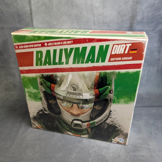 Box von Rallyman: DIRT von JoeKas World GmbH (deutsche Ausgabe), ein Würfel-Rennspiel, mit der Abbildung eines Rennfahrers mit Helm und Brille auf grünem und rotem Hintergrund.