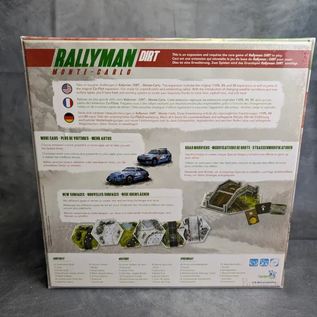 Die Rückseite der Rallyman: DIRT - Monte-Carlo Schachtel von JoeKas World GmbH zeigt die Spieldetails, Fahrzeugbilder, Spielsteine und Plättchen für dieses Rennspiel - mit Informationen auf Englisch, Französisch und Deutsch.