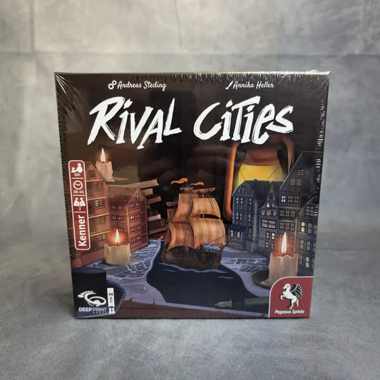 Rival Cities (Deep Print Games) von Pegasus Spiele ist ein Brettspiel in einer Box mit illustrierten Schiffen und Küstengebäuden auf dem Cover. Die eingeschweißte Box zeigt Verlagslogos und Nachtlandschaften.