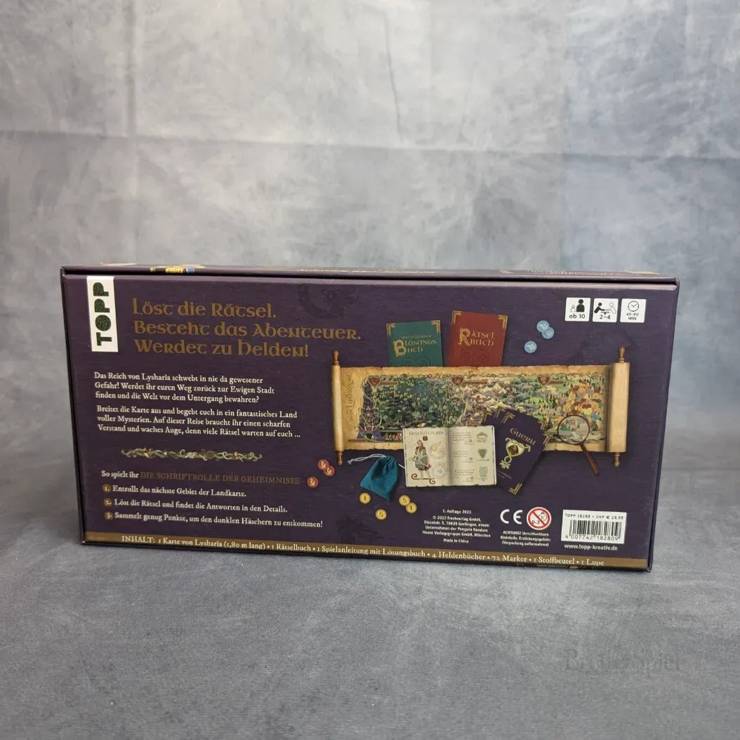 Die Rückseite von „Die Schriftrolle der Geheimnisse – Schatten über Lysharia“ vom Frech Verlag zeigt deutschen Text, Bücher, Spielsteine, eine aufgerollte Wimmel-Landkarte und Spielsteine auf grauem Hintergrund für ein spannendes Abenteuer voller Rätsel.