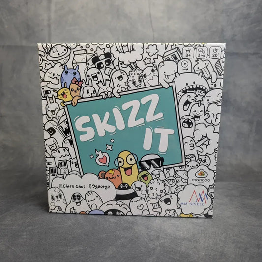 Das Brettspiel Skizz It von MM-Spiele präsentiert verspielte Cartoon-Figuren im Doodle-Stil in Schwarz, Weiß und Pastellfarben. Dieses Partyspiel bietet viel Interaktion für 3–6 Spieler ab 8 Jahren und eine Spielzeit von 20 Minuten.