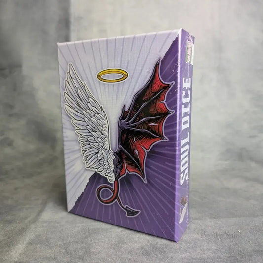 Cover des Brettspiels Soul Dice. Das Cover zeigt einen spannenden Kampf um die Seelen der Menschen, dargestellt durch Engel und Teufel. Würfel und Kristalle werden strategisch eingesetzt, um Seelen zu gewinnen. Das Spiel verspricht ein taktisches Erlebnis für 2 Spieler ab 8 Jahren.