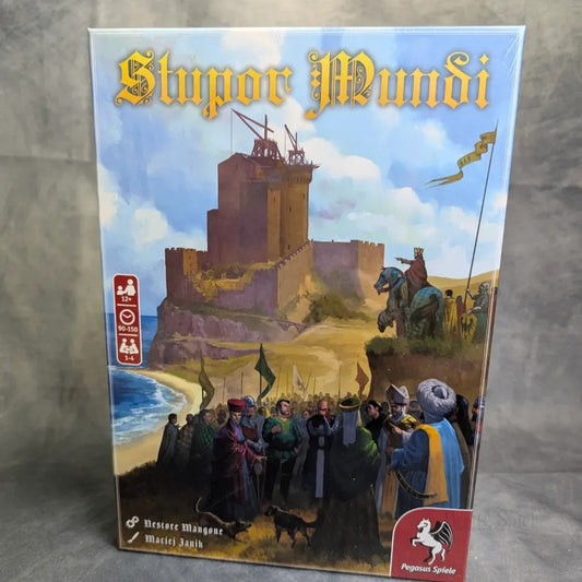 Das Cover der Stupor Mundi-Box von Pegasus Spiele zeigt eine mittelalterliche Burg am Meer, Ritter auf Pferden und Menschen in historischen Gewändern, die an die Zeit Friedrichs II. erinnern. In der Ecke erscheint das Logo von Pegasus Spiele.