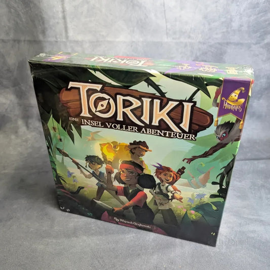 Toriki: Eine Insel voller Abenteuer von Mirakulus ist ein kooperatives Familienbrettspiel mit illustrierten Abenteurern, Dschungelkulissen und einer schelmischen lila Kreatur, die für Überlebensspaß sorgt.