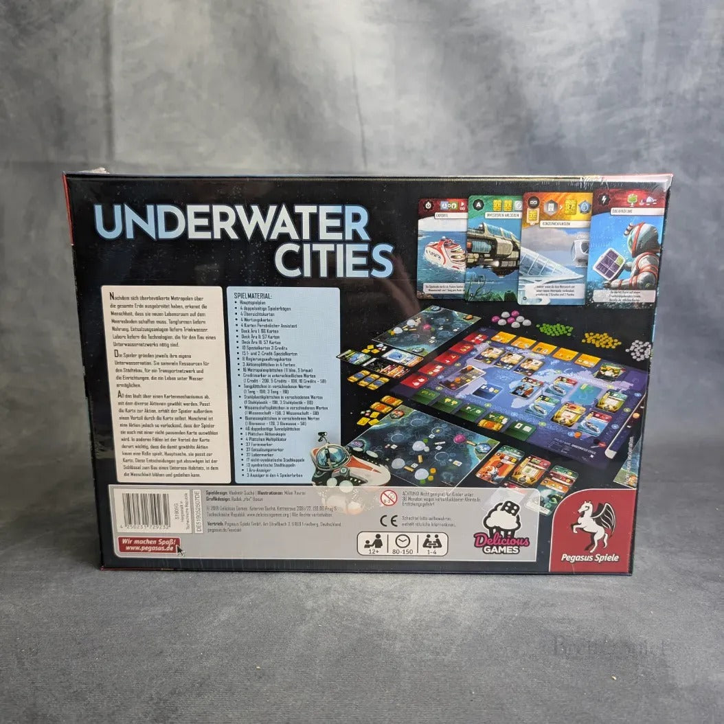 Die Rückseite der Schachtel von Underwater Cities von Pegasus Spiele zeigt farbenfrohe Karten, detaillierte Spielsteine, mehrsprachige Informationen und Markenlogos, die die Besonderheiten dieses innovativen Strategiespiels hervorheben.