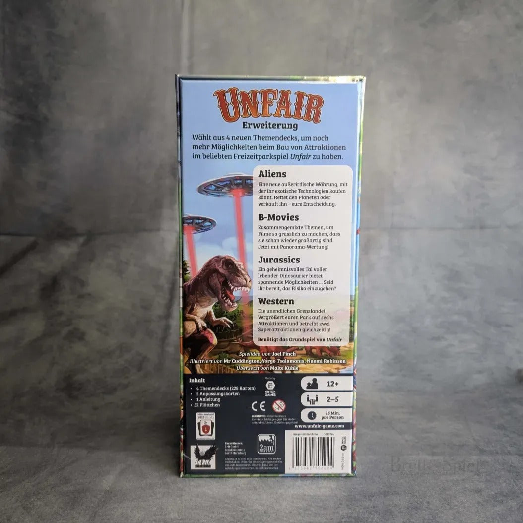 Die Rückseite der Unfair - Fiese Freizeitparks ABJW-Erweiterung von Corax Games präsentiert spannende Themendecks (Aliens, B-Movies, Jurassic, Western) mit Dino und UFOs fürs Freizeitparkspiel. Angaben zu Alter, Spielern und Spieldauer sind enthalten. Text auf Deutsch.