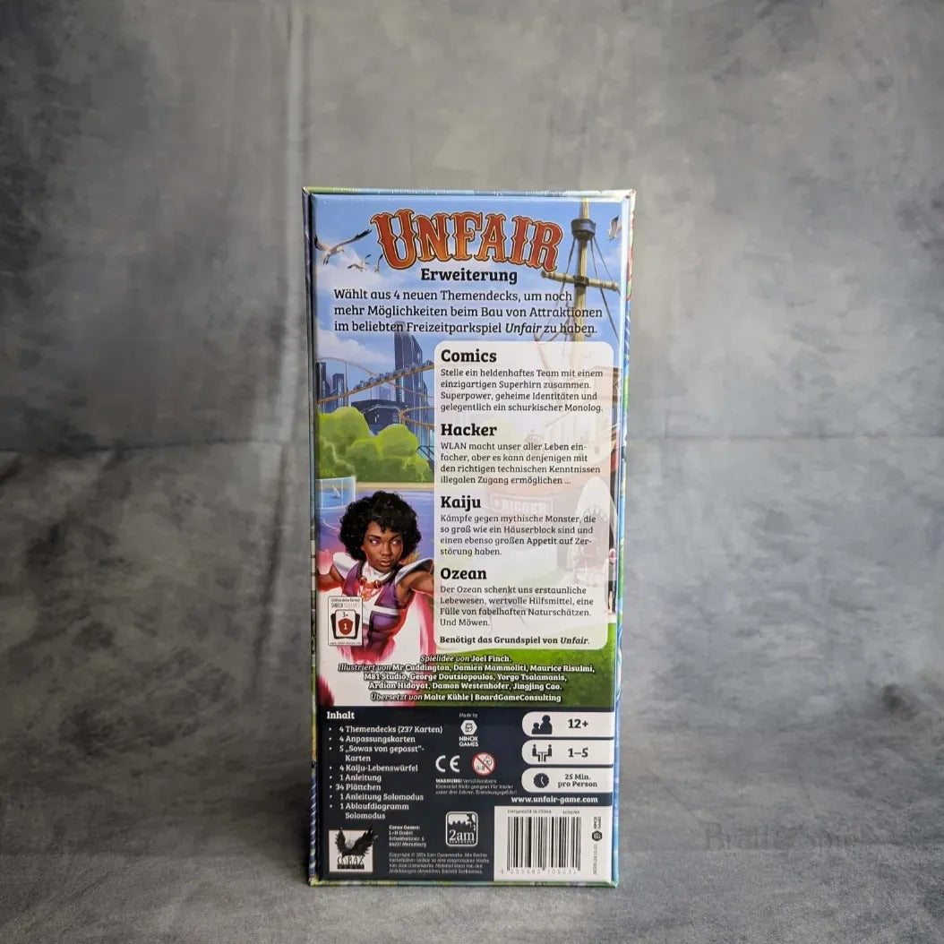 Die Rückseite von Unfair - Fiese Freizeitparks inkl.. Erweiterungen "ABJW" + "CHKO" von Corax Games zeigt Themen wie Comics, Hacker, Kaiju & Ozean. Ein strategisches Spiel für die ganze Familie ab 12 Jahren, mit lebendiger Grafik auf einer grauen Oberfläche.