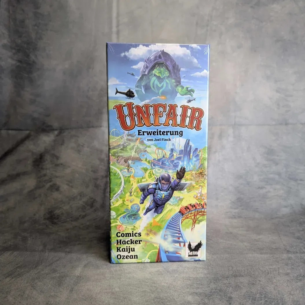 Das Bild zeigt das verpackte Corax Games Produkt "Unfair - Fiese Freizeitparks inkl.. Erweiterungen 'ABJW' + 'CHKO'", mit farbenfroher Grafik im Comic-Stil mit einem Superhelden, einer Stadtlandschaft und Symbolen für Comic-, Hacker-, Kaiju- und Meeres-Themen.