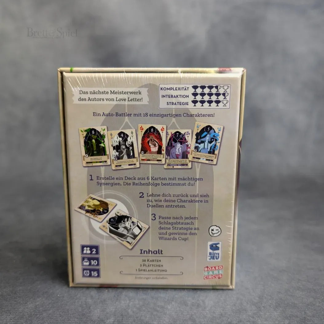 Die Rückseite der Wizards Cup-Schachtel von Boardgame Circus zeigt Spielinformationen, Charakterkarten, ein Aufbaufoto, Symbole für 2 Spieler (ab 10 Jahren), 15 Minuten und eine Tabelle, die Komplexität, Interaktion und strategische Auto-Battler-Duelle zusammenfasst.