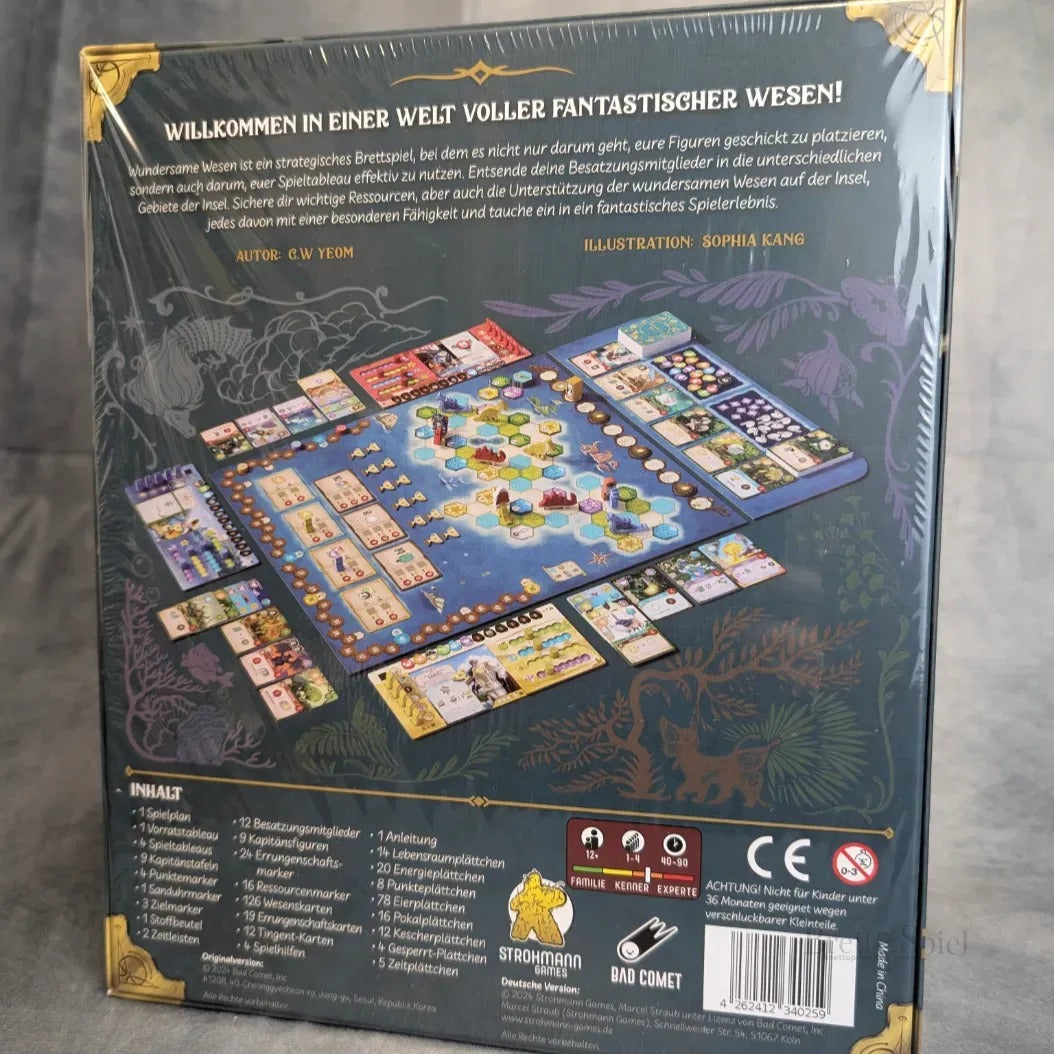 Rückseite von Wundersame Wesen + Besatzungs-Set + Gigantische Bestien Erweiterung von Strohmann Spiele: Illustriertes Set mit Karten, Spielsteinen und lebendigem Spielbrett. Deutscher Text beschreibt dieses strategische Brettspiel auf einer geheimnisvollen Insel; Inhalt und Logos siehe unten.