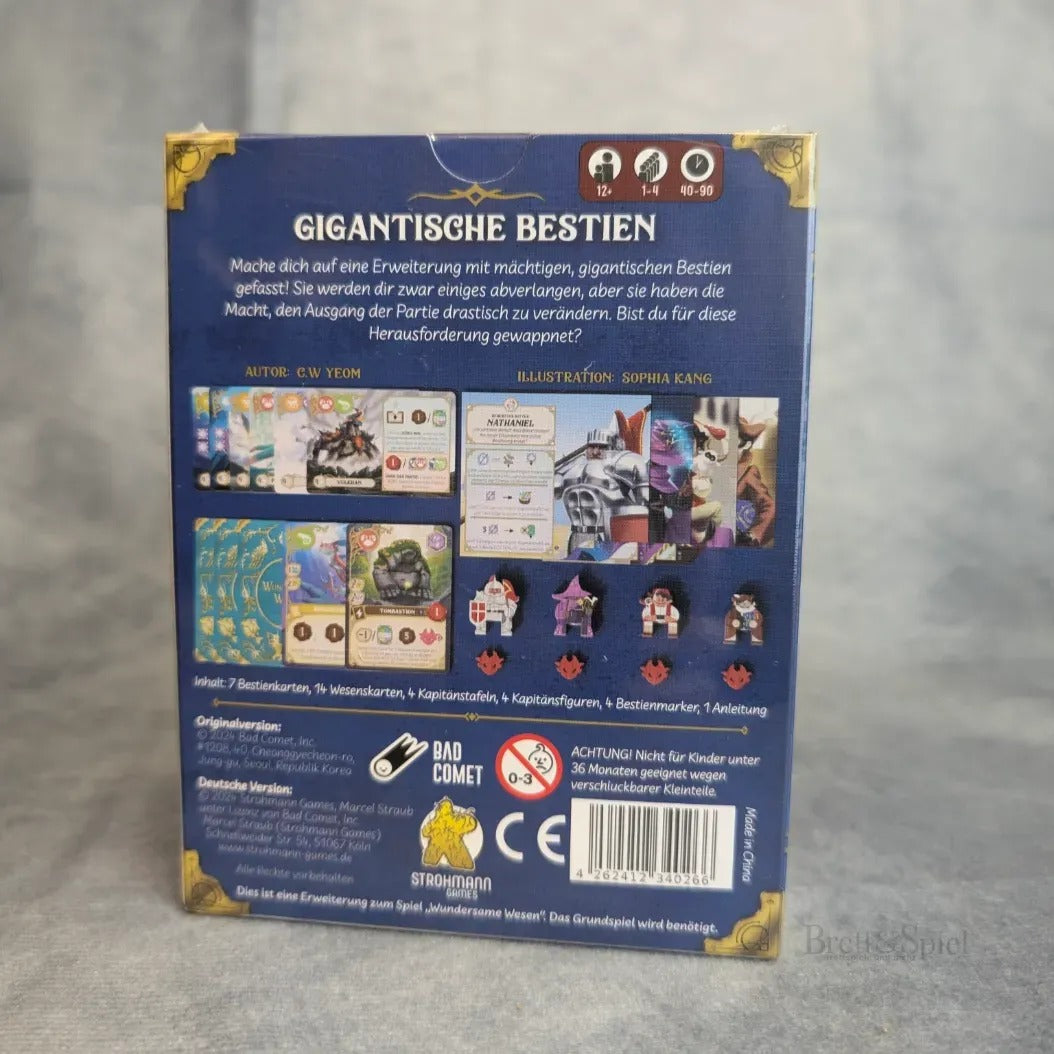 Die Rückseite der Schachtel Wundersame Wesen + Besatzungs-Set + Gigantische Bestien Erweiterung von Strohmann Spiele zeigt Bilder von fantastischen Wesen, Karten, Spielfiguren und Artwork sowie deutsche Texte und Verlagsinformationen auf blauem Hintergrund.