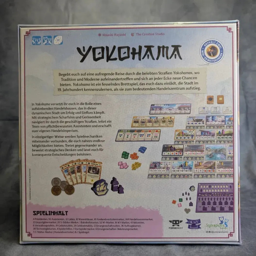Rückseite der Yokohama-Schachtel von Synapses Games mit deutscher Beschreibung, Komponentenliste, Spielsteinabbildungen, Layout, Symbolen und Verlagslogos auf grauem Hintergrund für dieses strategische Brettspiel.
