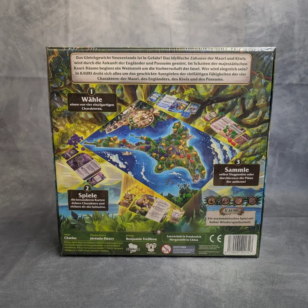 Die Rückseite der Kauri-Brettspielschachtel von Koalla Spiele zeigt eine lebendige Karte, Karten, Spielsteine und deutsche Anweisungen mit einem Natur- und Abenteuerthema auf einem grauen strukturierten Hintergrund.