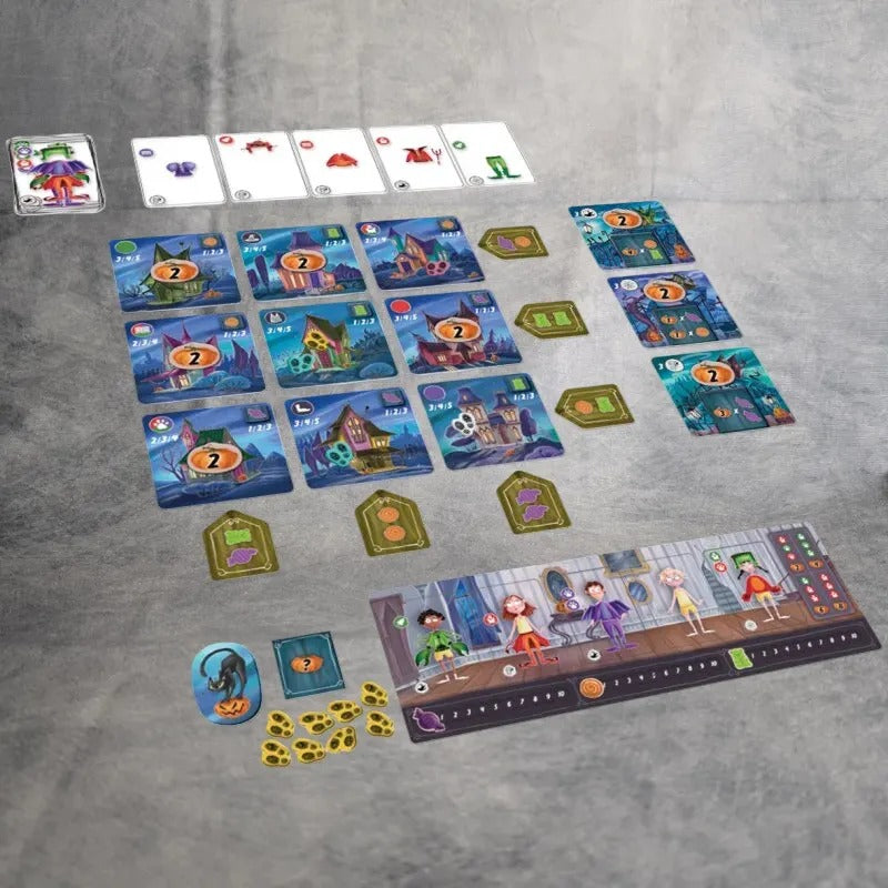 Tricky Treats von JoeKas World GmbH ist ein Brettspielset mit illustrierten Karten, Spielsteinen und einem Hauptbrett mit Cartoon-Figuren, bunten Häusern und Halloween-Symbolen, die alle auf einer grauen Oberfläche angeordnet sind.