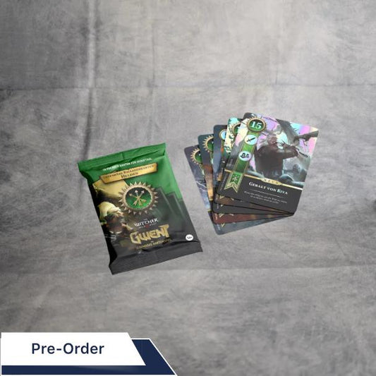 Ein versiegeltes Gwent: Legendäre Balladenkarten von Asmodee liegt auf einer grauen Fläche neben mehreren Gwent-Sammelkarten, auf denen die kultigen Balladenhelden von The Witcher mit lebendigen Charakteren und Zahlen abgebildet sind.