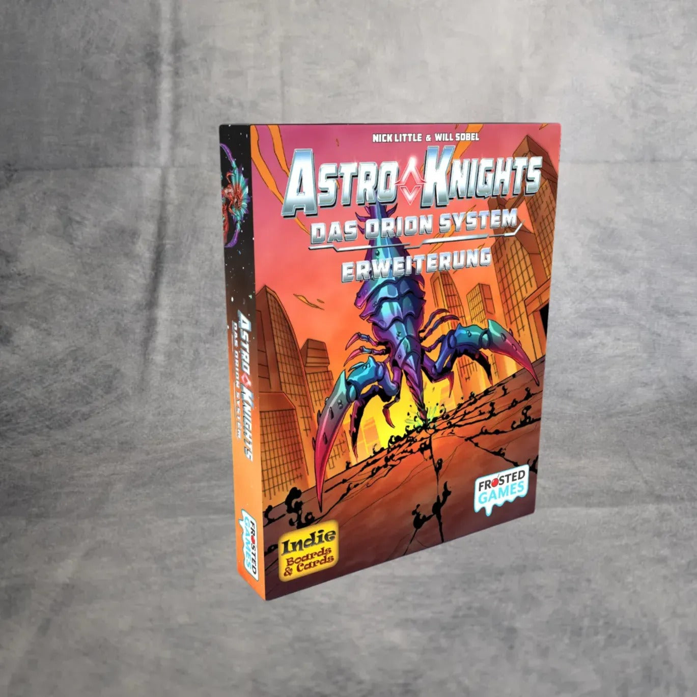 Das Astro Knights Das Orion System Brettspiel von Frosted Games zeigt ein riesiges Spaltparasit-Roboter-Alien, das eine Stadt angreift, während die Menschen fliehen und im Hintergrund futuristische Wolkenkratzer zu sehen sind.