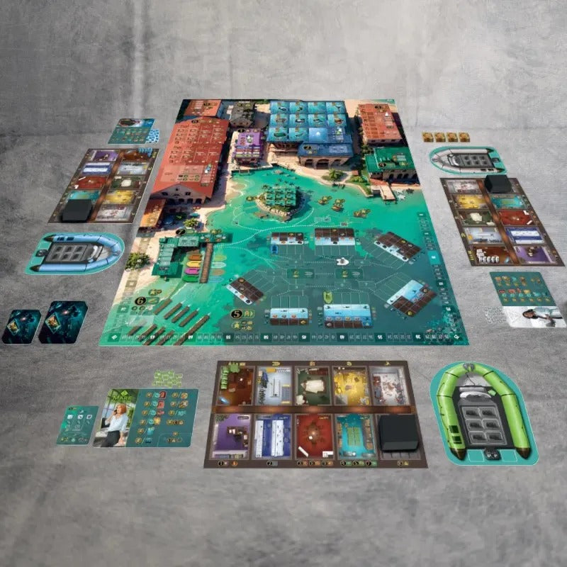 Ein farbenfrohes Thesauros-Brettspiel von JoeKas World GmbH wird auf einer grauen Fläche aufgebaut, mit seinem Hauptbrett mit Gebäuden und Wasser, Karten, Spielertafeln, Plättchen, Spielsteinen und vier Spielerstationen, bereit zur Seebergung.