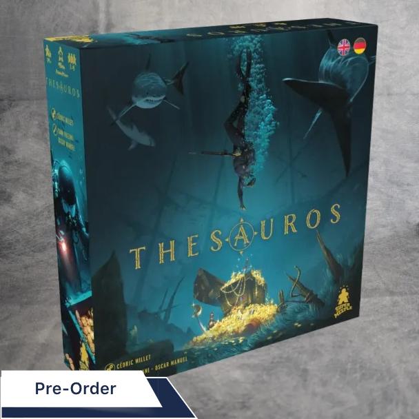 Das Brettspiel Thesauros von JoeKas World GmbH zeigt eine Unterwasserszene mit einem Taucher, Haien, Goldmünzen und einer Schatztruhe. Ein blauer Hintergrund und Flaggen heben die Sprachoptionen hervor - ideal für Fans der versunkenen Schätze.