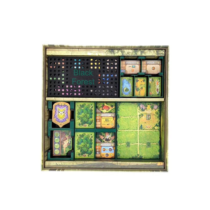 Draufsicht auf ein ordentlich organisiertes Black Forest Insert von 3D-Inset, das Karten, Spielsteine und Spielkomponenten in separaten Fächern innerhalb der Brettspielbox zeigt.