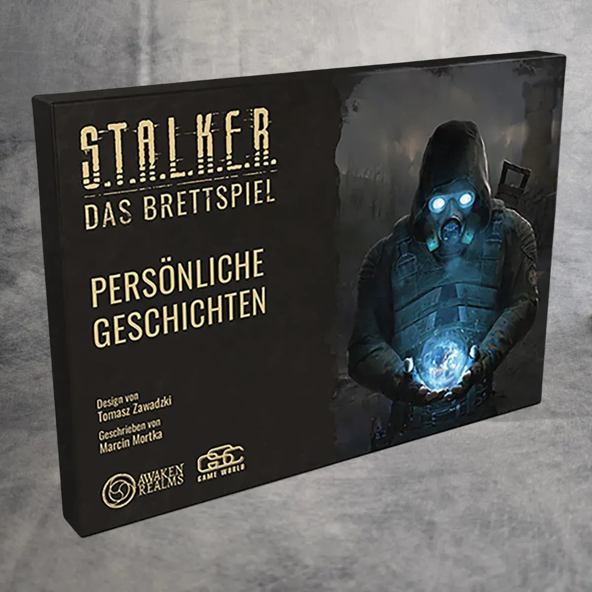 Das Brettspiel STALKER: Das Brettspiel - Persönliche Geschichten von Brett&Spiel zeigt eine vermummte, gasmaskierte Gestalt mit einer glühenden Kugel vor einem schattigen Hintergrund, der an spannende Abenteuer in der Zone erinnert.