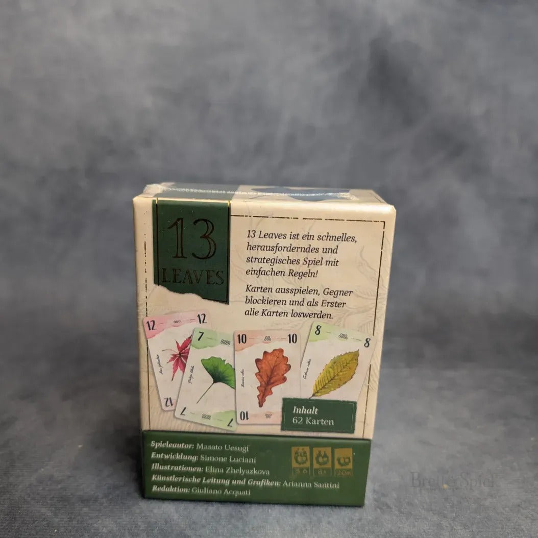 13 Leaves von JoeKas World GmbH ist ein kompaktes Kartenspiel mit 62 illustrierten Karten mit bunten Blättern und deutschem Text, untergebracht in einer grün-beigen Schachtel. Dieses clevere taktische Spiel bietet einen einzigartigen Spielablauf in einem kleinen Paket.