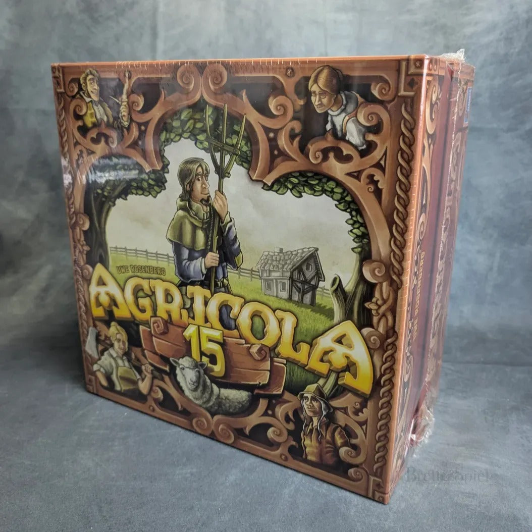 Die Agricola 15 Jahre Jubiläumsbox von Lookout Spiele ist ein verpacktes Landwirtschafts-Strategie Bauernhof-Spiel mit illustrierten Bauern und verzierten Bordüren in einer ländlichen Szene. Die Spielschachtel bleibt in Plastik versiegelt.