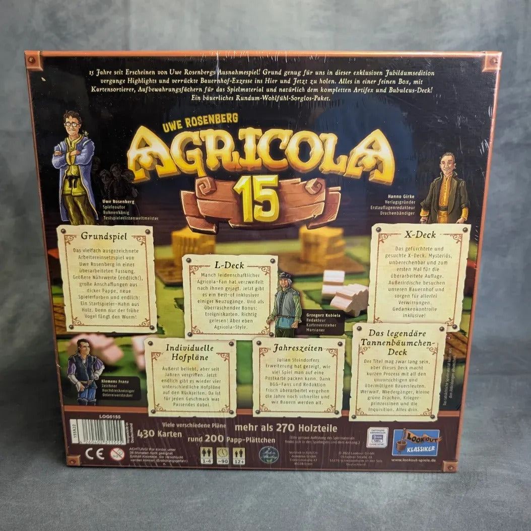 Die Rückseite der Agricola 15 Jahre Jubiläumsbox von Lookout Spiele zeigt lebendige Artworks von Charakteren und Spielfiguren, die diese Jubiläumsausgabe des klassischen Bauernhof-Strategiespiels mit einzigartigen Spezialdecks feiern.