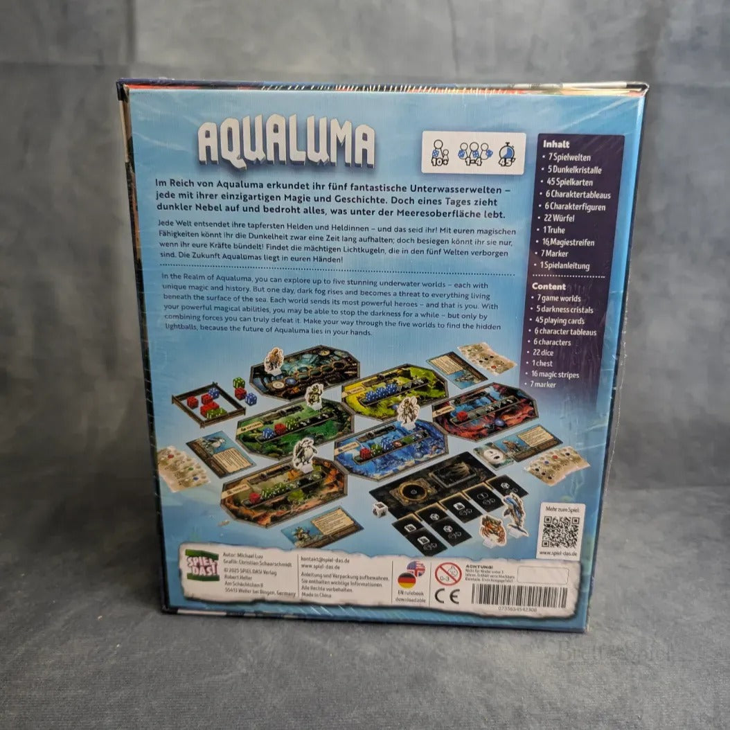 Auf der Rückseite der Aqualuma-Schachtel von Spiel Das! finden sich die Spieldetails, die Komponenten, ein illustrierter Aufbau des kooperativen Spiels und eine deutsche Beschreibung des spannenden Unterwasser-Abenteuers - alles auf grauem Hintergrund.