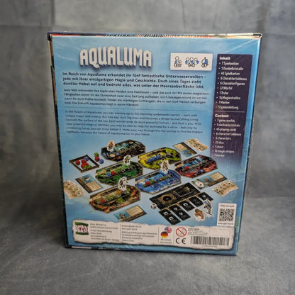 Auf der Rückseite der Aqualuma-Schachtel von Spiel Das! finden sich die Spieldetails, die Komponenten, ein illustrierter Aufbau des kooperativen Spiels und eine deutsche Beschreibung des spannenden Unterwasser-Abenteuers - alles auf grauem Hintergrund.