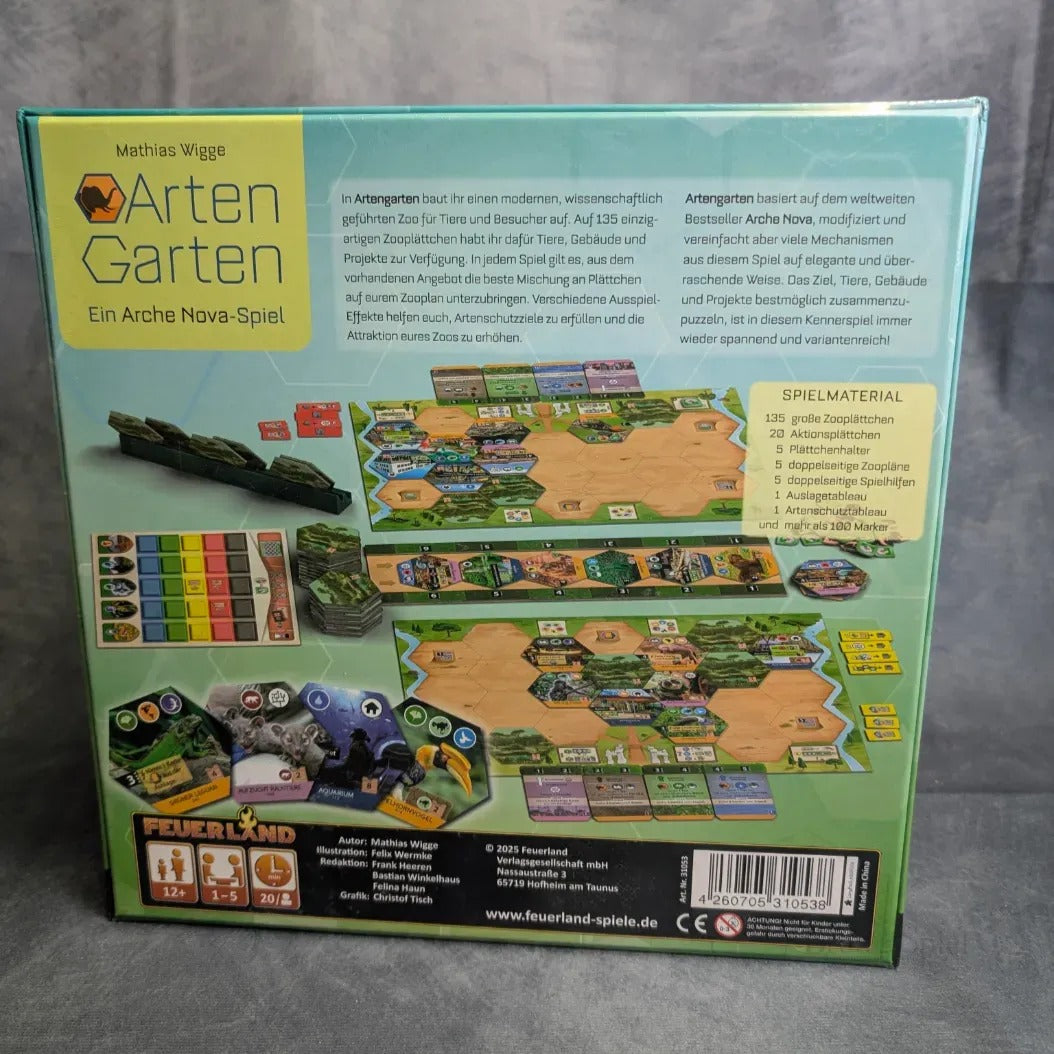 Die Rückseite von Artengarten von Feuerland Spiele zeigt geordnete Kennerspiel-Plättchen, -Karten und -Plättchen, mit deutschem Beschreibungstext, dem Feuerland Spiele-Logo und einem Barcode am unteren Rand.