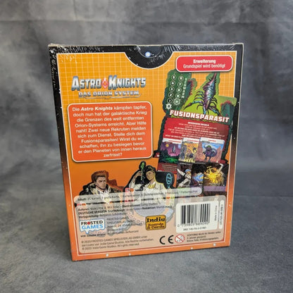 Die Rückseite der Schachtel von Astro Knights Das Orion System von Frosted Games zeigt lebendige Sci-Fi-Kunst, deutschen Text und Spielinformationen. Die eingeschweißte Erweiterung ruht auf einer grauen Oberfläche - achten Sie auf den Spaltparasit!.