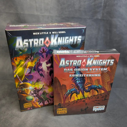 Zwei aufrechte Astro Knights Bundle-Boxen von Frosted Games werden gezeigt: das Hauptspiel, das ein lila Weltraumwesen zeigt, und Das Orion System Erweiterung, das einen blauen Roboter in einer Stadt zeigt.