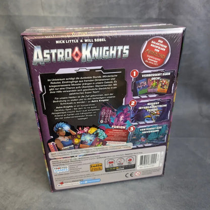 Rückseite der Astro Knights Bundle-Schachtel von Frosted Games mit lebendigen Charakter- und Kartenillustrationen, Spielinformationen und deutschem Text, der die Ziele und Komponenten dieses aufregenden Deck-Building-Spiels beschreibt.