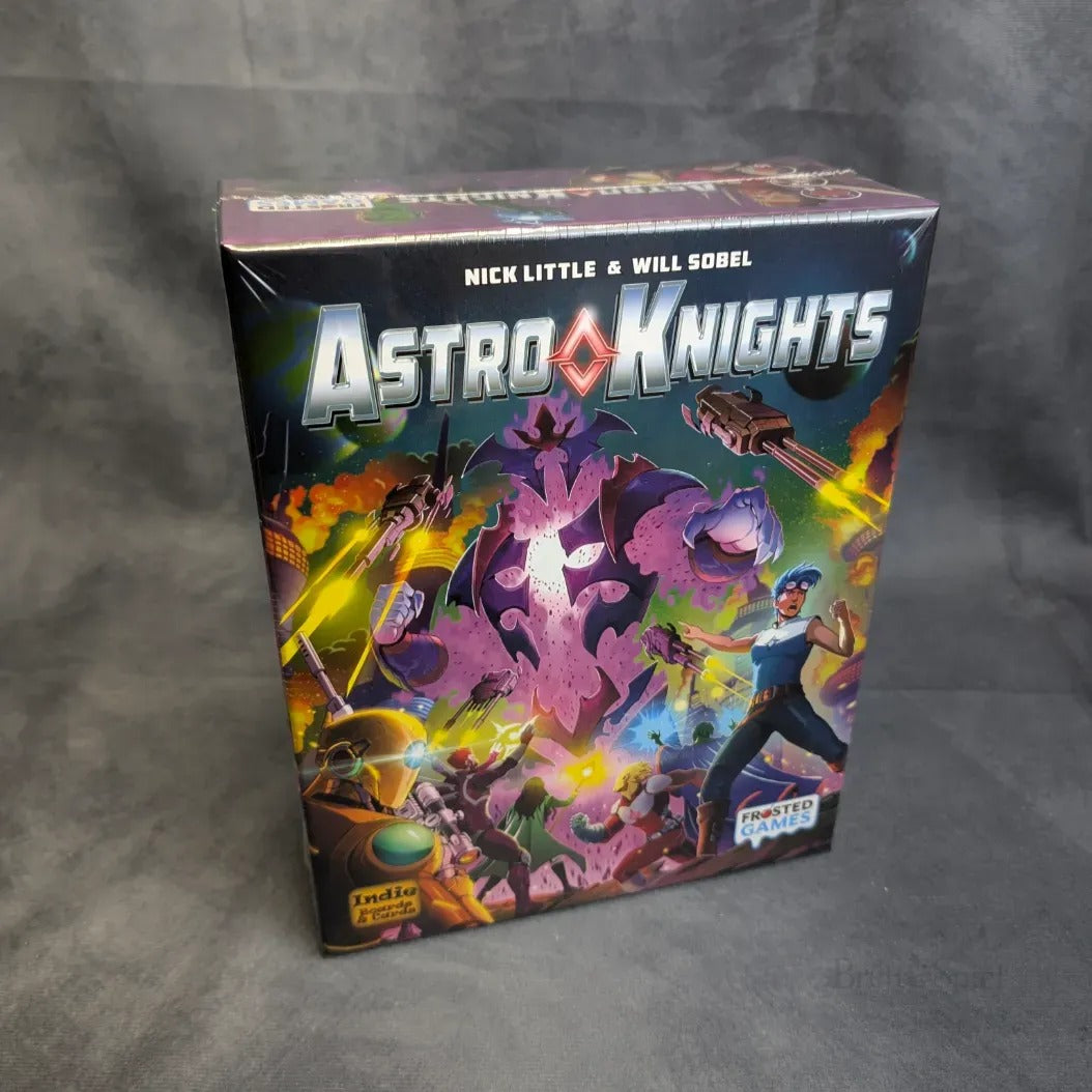 Schachtel des Astro Knights Bundle von Frosted Games mit lebendiger Sci-Fi-Grafik mit gepanzerten Helden, Laserstrahlen und einer außerirdischen Kreatur in der Mitte. Der Titel und die Namen der Schöpfer erscheinen prominent auf der Vorderseite.