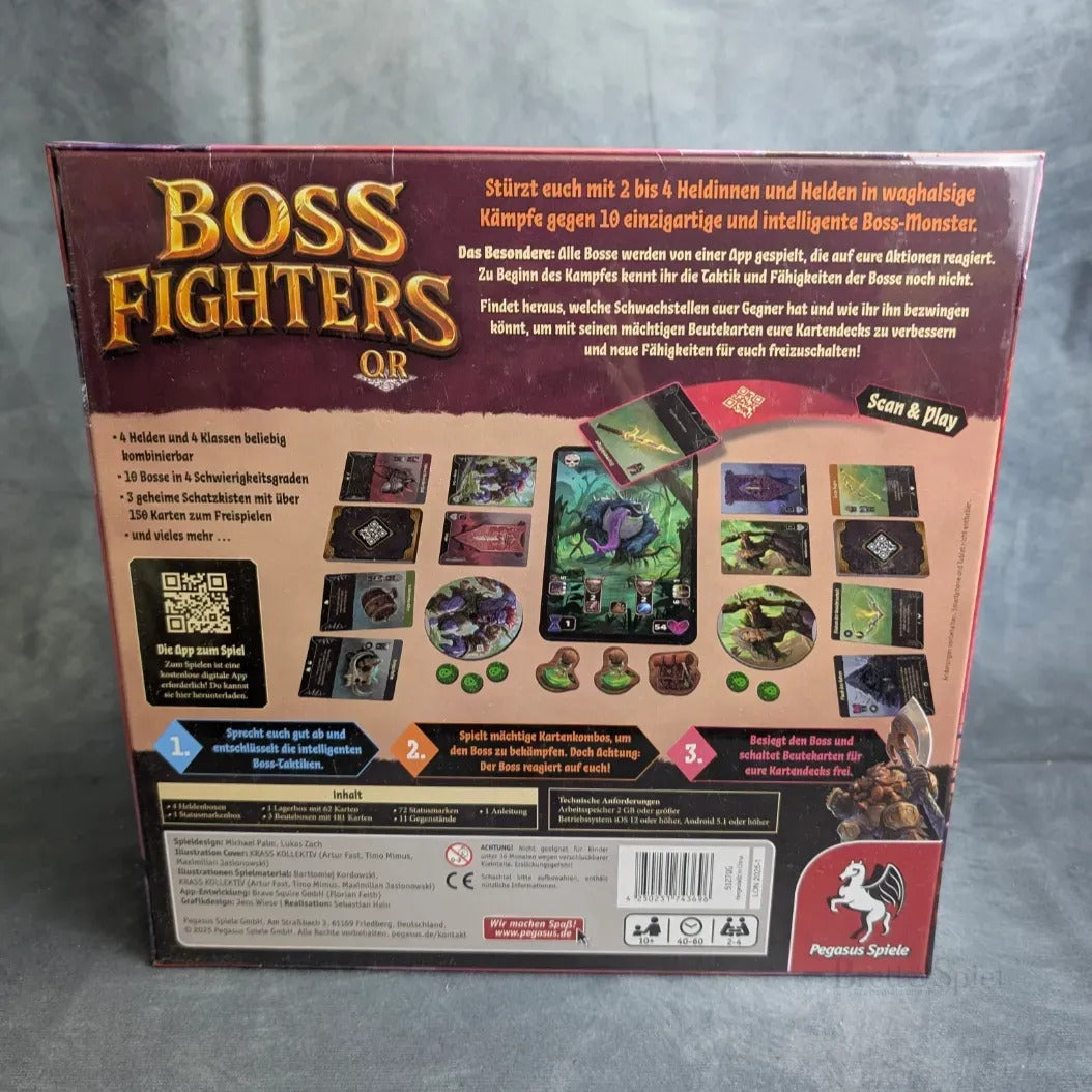 Die Rückseite der Boss Fighters QR-Box von Pegasus Spiele zeigt Komponenten, Aufbaubilder, einen deutschen Text über das kooperative Deckbuilding-Spiel, das Pegasus Spiele-Logo, einen QR-Code für die App-Integration und verschiedene Icons.