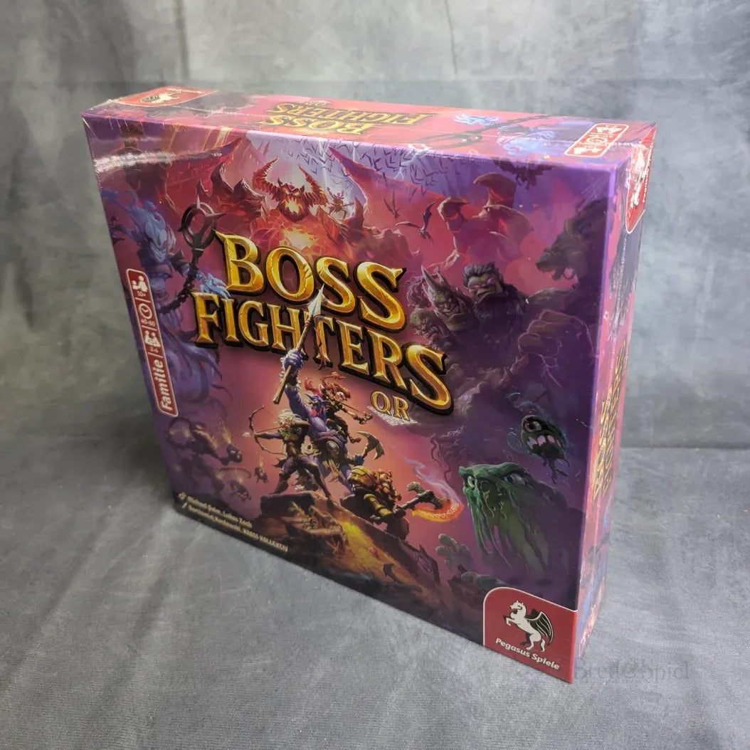 Eine farbenfrohe Schachtel für Boss Fighters QR von Pegasus Spiele, ein kooperatives Deckbuilding-Spiel mit Fantasy-Helden in Kampfstellung, dramatischen Flammen und Monstern im Hintergrund, dargestellt auf einer grauen Fläche.
