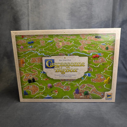 Das Bild zeigt die Hans im Glück Carcassonne Big Box 3.1 mit einem detaillierten Spielplan mit Feldern, Straßen und Städten, lebendigen Spielsteinen und den Highlights der vielen Erweiterungen, die in diesem umfangreichen Set enthalten sind.