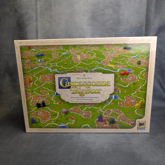 Das Bild zeigt die Hans im Glück Carcassonne Big Box 3.1 mit einem detaillierten Spielplan mit Feldern, Straßen und Städten, lebendigen Spielsteinen und den Highlights der vielen Erweiterungen, die in diesem umfangreichen Set enthalten sind.
