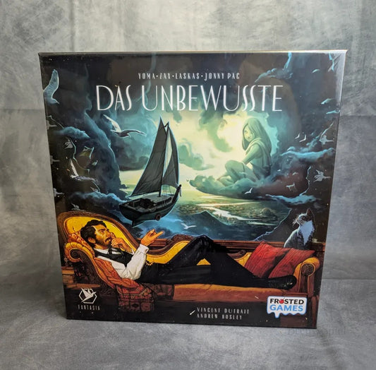 Das Brettspiel „Das Unbewusste“ von Frosted Games zeigt auf dem Cover einen Mann auf einer Couch, der von surrealen, dunklen Szenen mit mystischen Figuren und Booten träumt, die Freuds Psychoanalyse widerspiegeln und eine beschwörende, verträumte Atmosphäre schaffen.