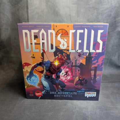 Das Dead Cells-Brettspiel von Frosted Games zeigt auf der Schachtel einen glühenden Helden mit einem Schwert vor lebendigen Schlössern und wirbelnder Energie, was den Schurken- und Dungeon-Crawler-Stil des Spiels widerspiegelt.