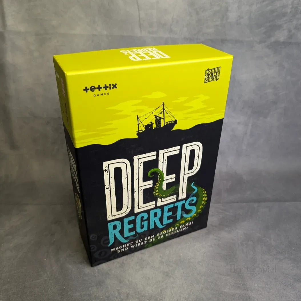 Eine Schachtel von Deep Regrets von Boardgame Circus steht aufrecht vor einem grauen Hintergrund, das Cover erinnert an düstere Folklore und ist mit einer Schiffssilhouette, Tentakeln und fetten gelben, weißen und blaugrünen Texten verziert.