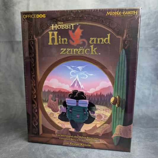 Das Asmodee-Brettspiel "Der Hobbit: Hin und zurück" ist ein deutsches Familienspiel mit einem Mittelerde-Thema, bei dem Bilbo Beutlin vor seiner runden grünen Tür steht und auf ferne Berge und einen gewundenen Pfad blickt.