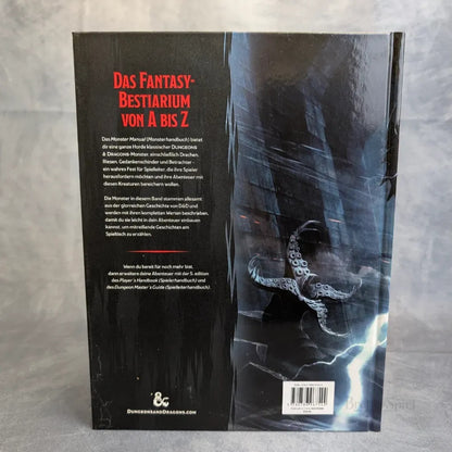Die Rückseite des Umschlags von Wizards of the Coast's D&D: Monsterhandbuch (deutsch) 5. Edition zeigt roten und weißen Text, der den Inhalt beschreibt, neben der Abbildung einer tentakelartigen Kreatur, die aus dem Wasser steigt, vor einem dunklen, stimmungsvollen Hintergrund.