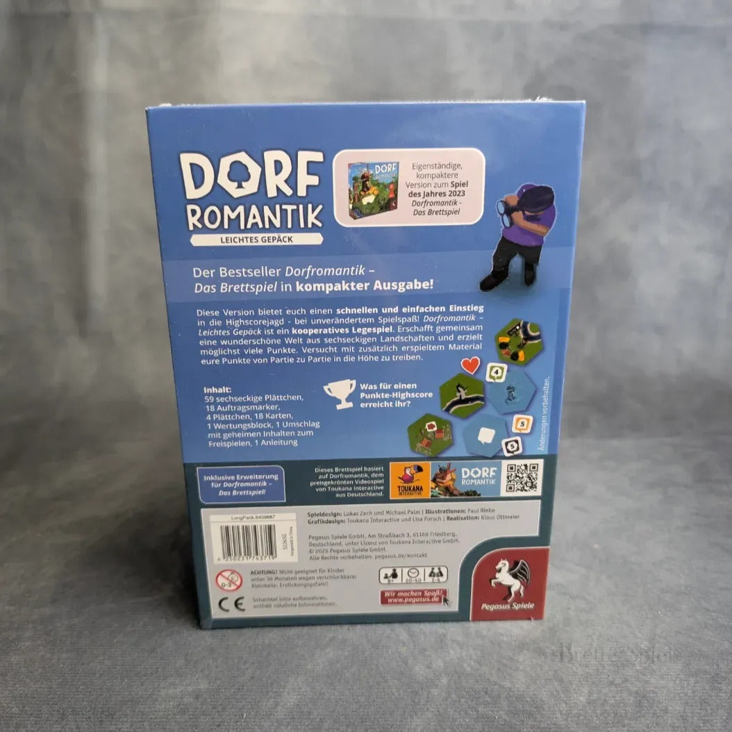 Die Rückseite der Schachtel von Pegasus Spiele Dorfromantik: Leichtes Gepäck sind deutsche Texte, Spielinformationen, lebendige Symbole und Bilder von Menschen und Spielsteinen abgebildet, die dieses kompakte kooperative Legespiel vor einem grauen Hintergrund hervorheben.