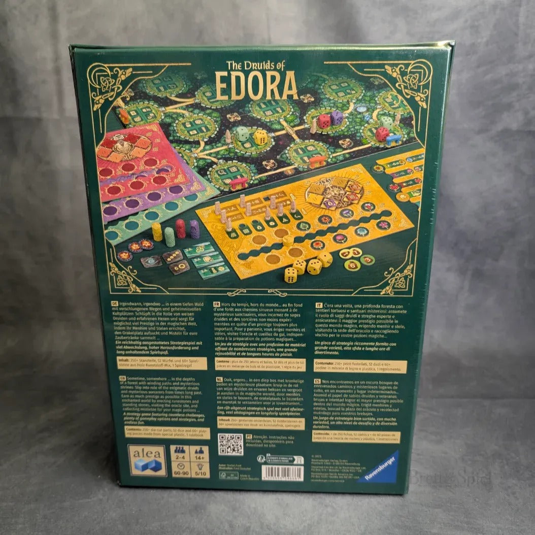 Die Rückseite der Schachtel Die Druiden von Edora von Pegasus Spiele zeigt farbenfrohe Spielfiguren, Aufbaubeispiele und eine mehrsprachige Spielanleitung, die durch Fantasy-Kunstwerke aus dem mystischen Keltenwald und elegante Goldränder hervorgehoben wird.