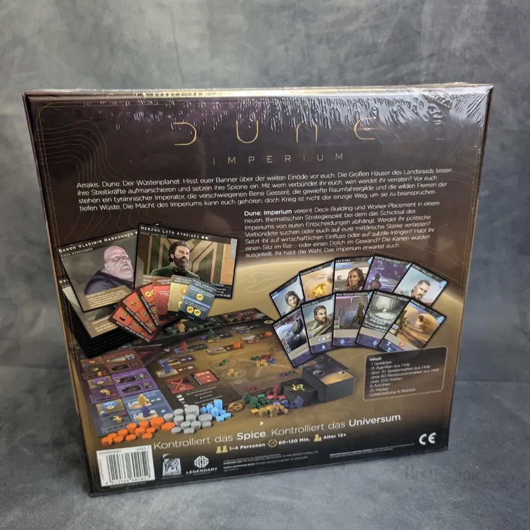 Die eingeschweißte Schachtel von Dune: Imperium von Asmodee zeigt auf der Rückseite Bilder von Komponenten und Karten, die die Deckbau-Mechanik hervorheben, mit deutschem Text, der das Thema und die Eigenschaften des Spiels beschreibt.