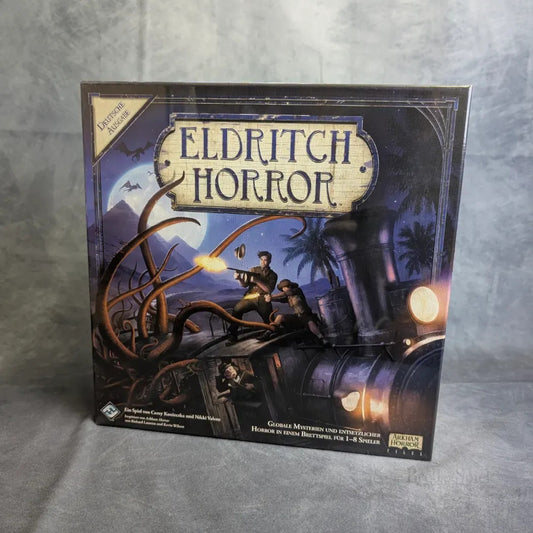 Das Bild zeigt das Brettspiel „Eldritch Horror“ von Asmodee. Auf dem Cover der Schachtel kämpfen Abenteurer in der Nähe einer Dampflokomotive gegen ein Monster mit Tentakeln. Im Hintergrund sind Palmen, Berge und ein dunkler Himmel zu sehen.
