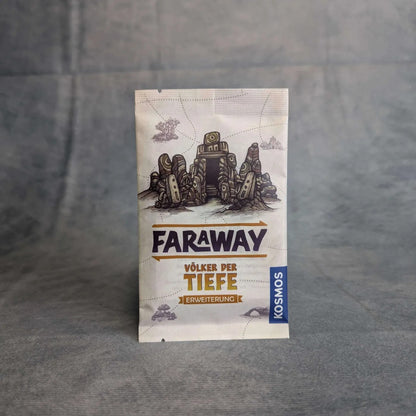 Ein kleines beiges Päckchen mit der Aufschrift "Faraway + Völker der Tiefe Erweiterung" mit braunen und gelben Akzenten, illustrierten Maschinen und Ruinen sowie dem Kosmos-Logo - ideal, um Ihr Faraway Brettspiel Strategie Gesellschaftsspiel zu erweitern.